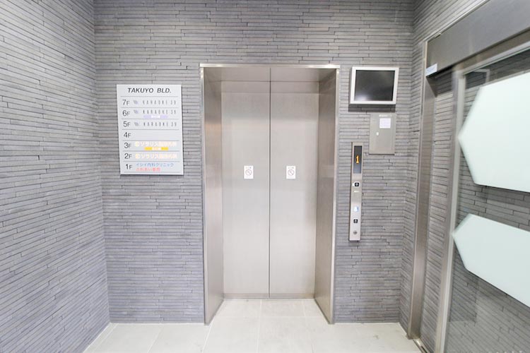 このエレベータで3階まで上がると受付です