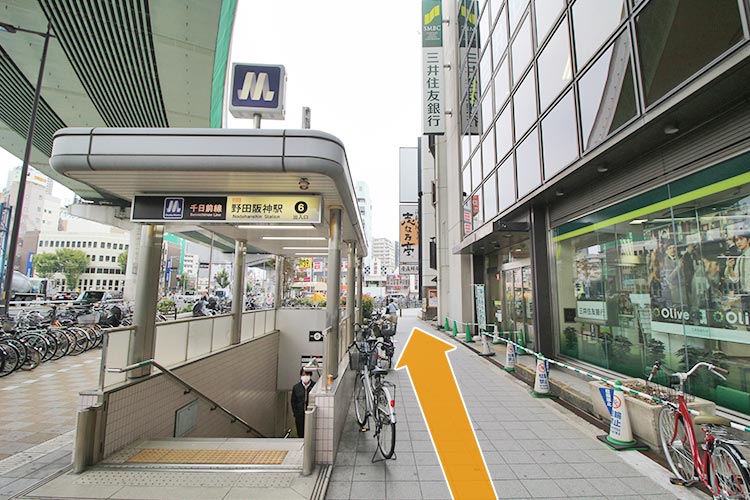 三井住友銀行と地下鉄出口⑥の通りも直進します